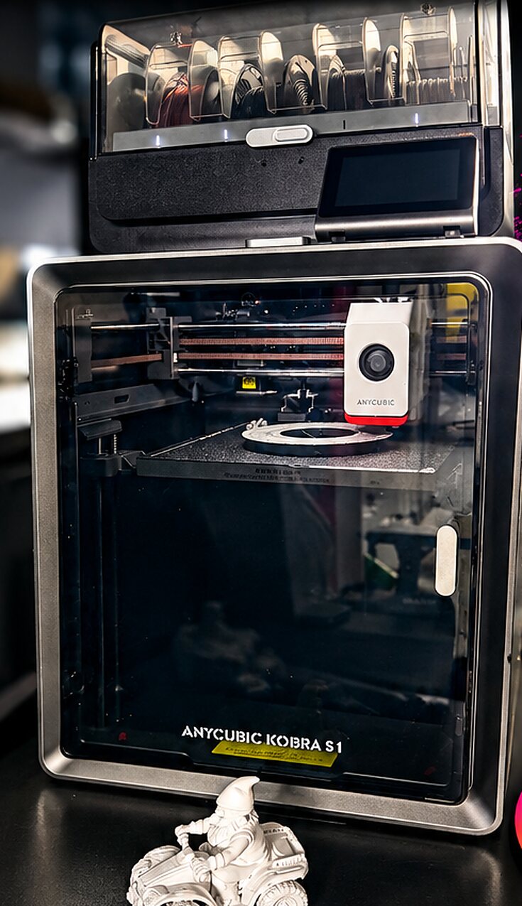3D-Drucker im Studio von Foliencenter Andernach mit gedruckter Figur