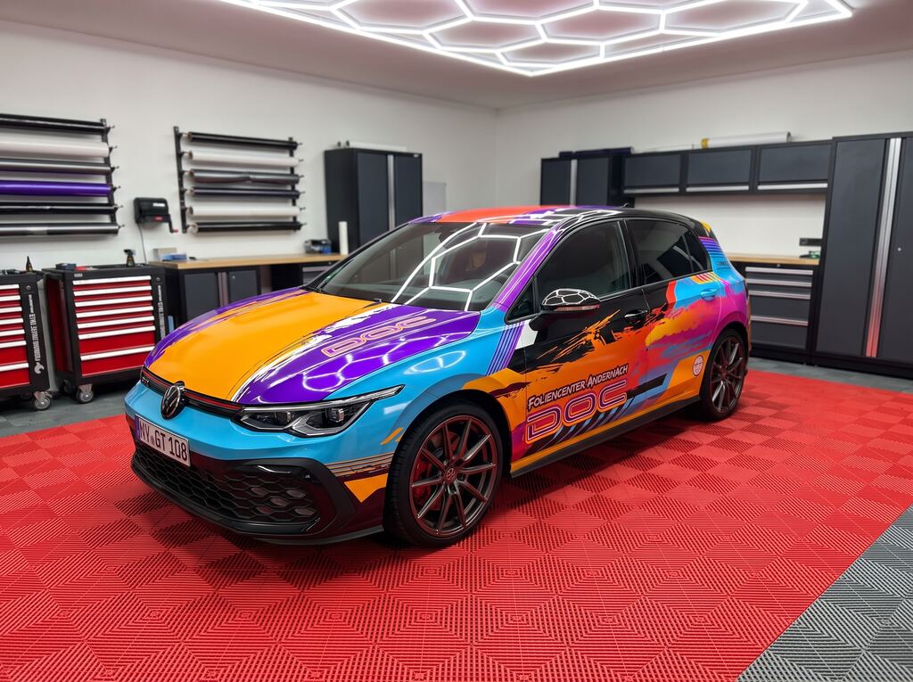 Fahrzeug mit individuellem Designwrap aus dem Digitaldruck